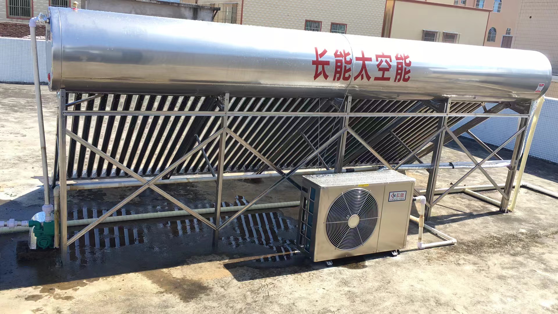 企业采用空气能热水器，年省电费数十万，引领节能减排新风尚